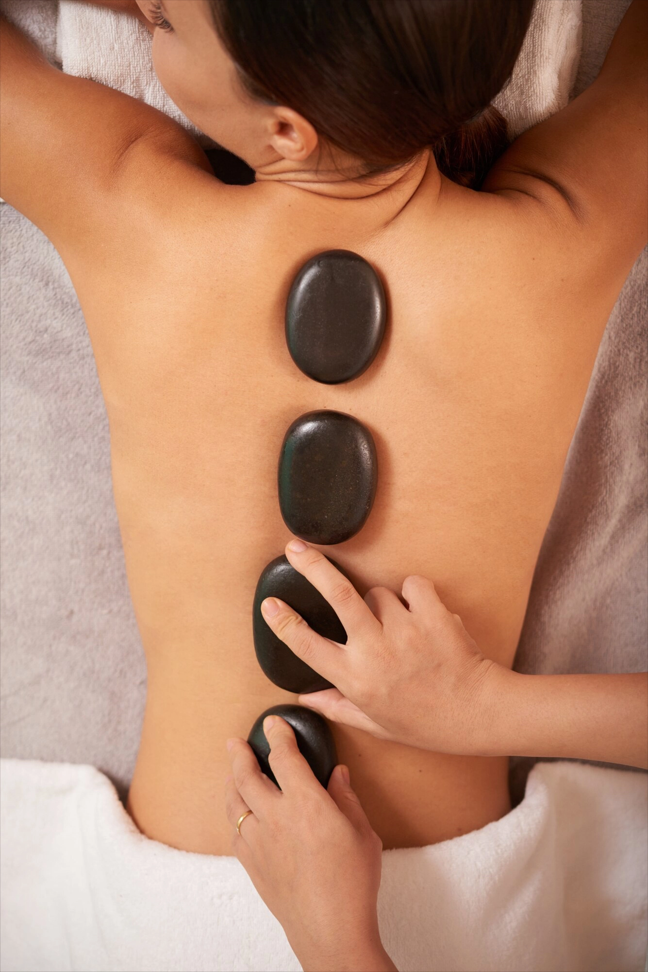 Image massage avec pierres asie lomi lomi