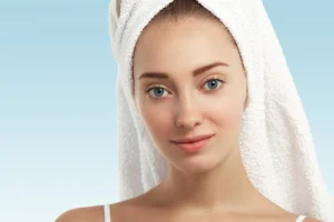 Femme au visage propre et lumineux après un soin esthétique