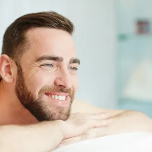 Homme détendu dans un institut de soins esthétiques