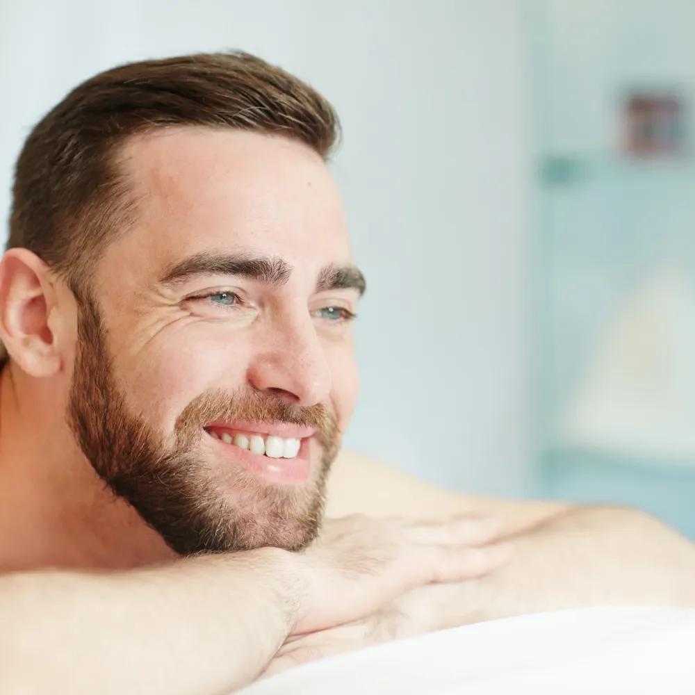 Homme détendu dans un institut de soins esthétiques