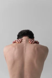 Dos d’un homme avant un traitement d’épilation laser